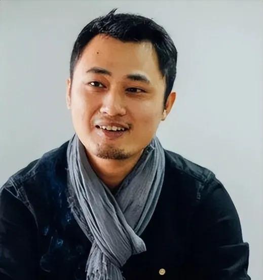 2015年，月薪仅5000元的陈磊，正在挤地铁，突然“叮”一声短信提醒：到账14