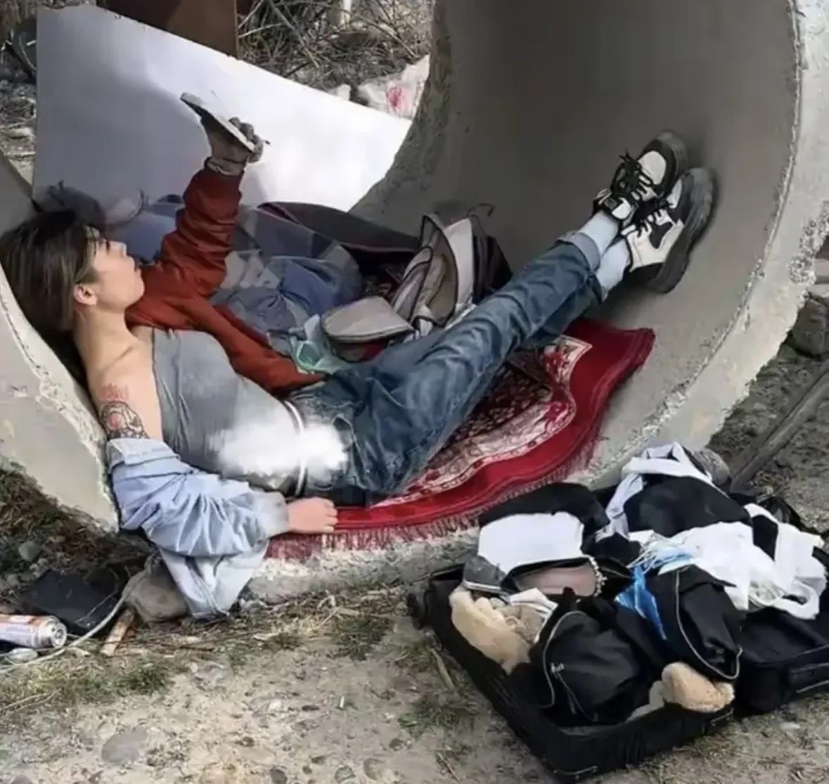 好奇！这姑娘长得这么漂亮为啥在流浪呢？