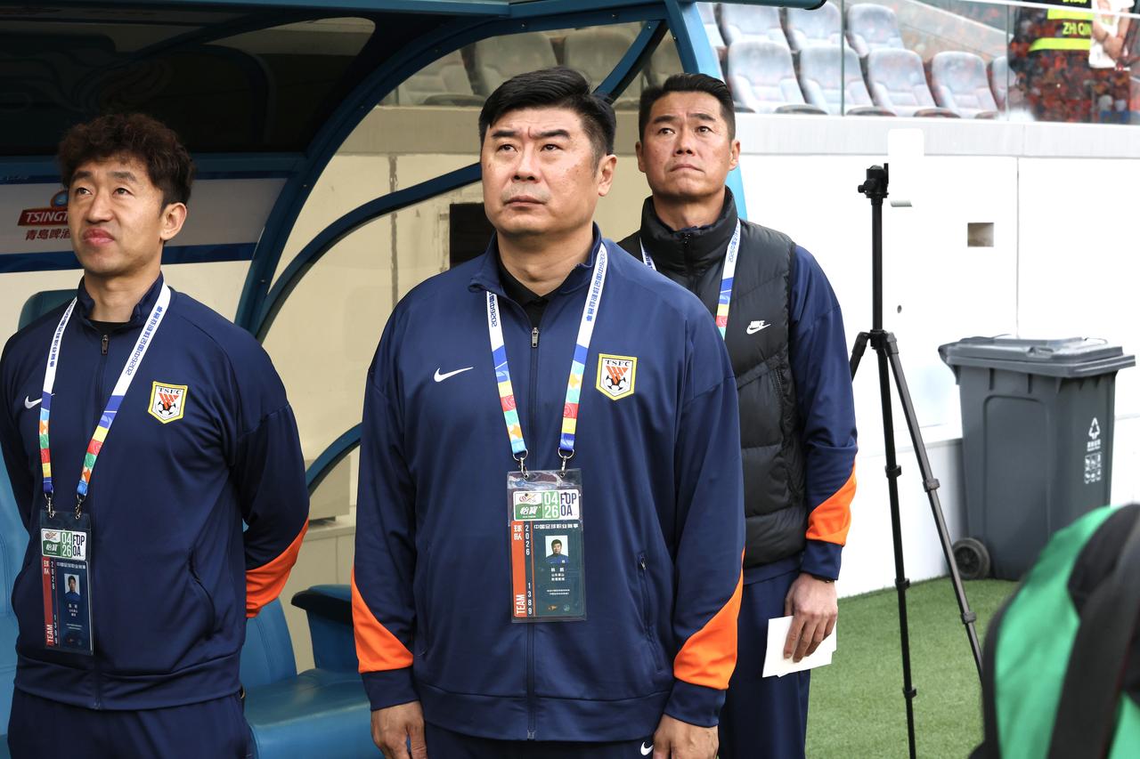 韩鹏现在是进退两难，球迷心中是五味杂陈，球员表现是麻木无奈，或许只有球队某些管理