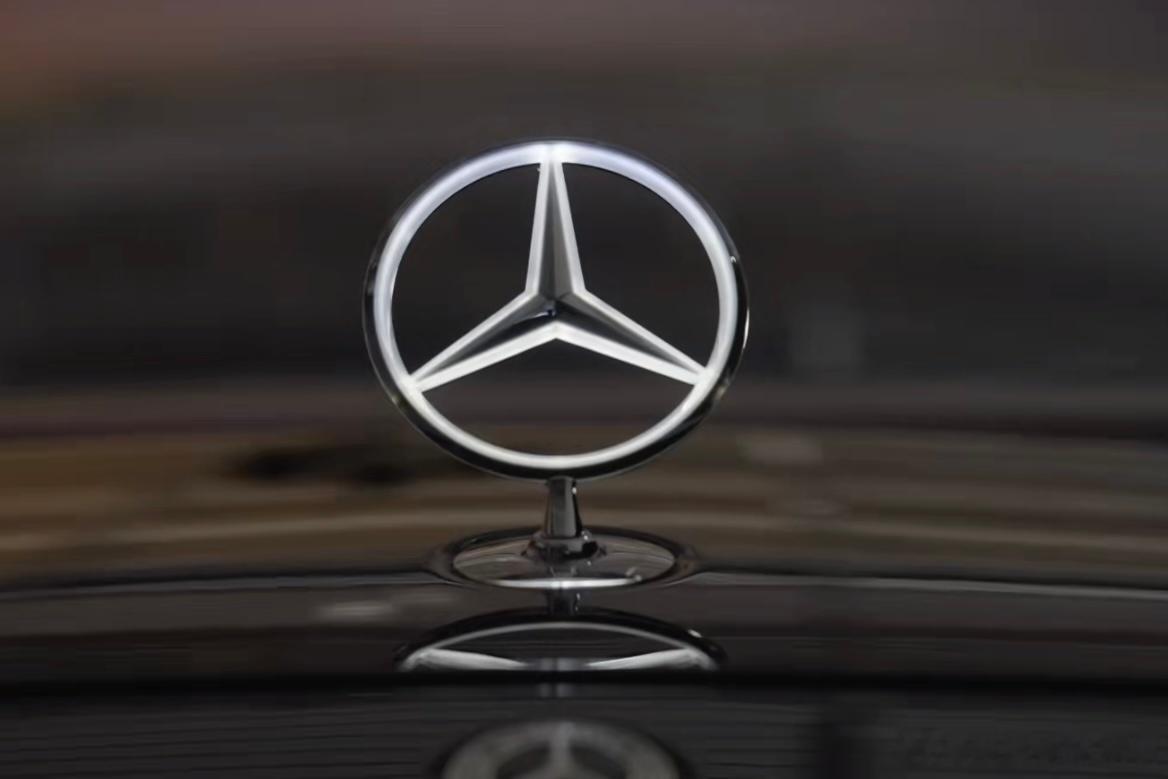 全新梅赛德斯奔驰S级亮相，W223的MOPF中期改款，变化挺大，特别是内饰。中控