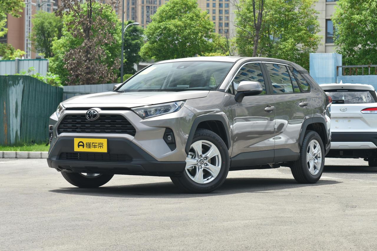 嘿呀家人们，咱这丰田RAV4哈，开着那叫一个得劲儿！日常通勤，油耗低得像“小绵羊