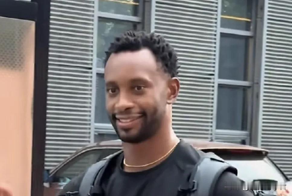 弗格迅速融入广东男篮！近期，有广东媒体人分享费格现状生活。这位36岁老将对加入