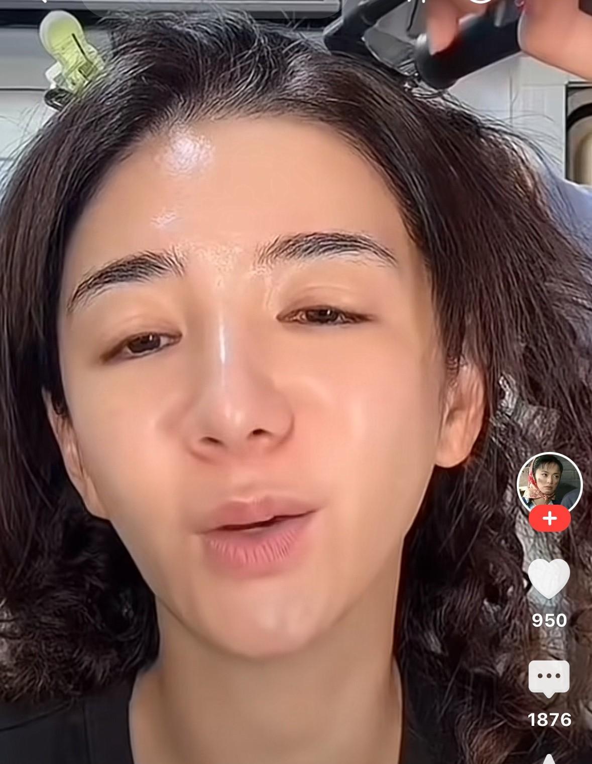 黄奕太让人不舒服了，她用特别懒散的声音出来直播被网友批评，她毫不在乎的用不屑的口