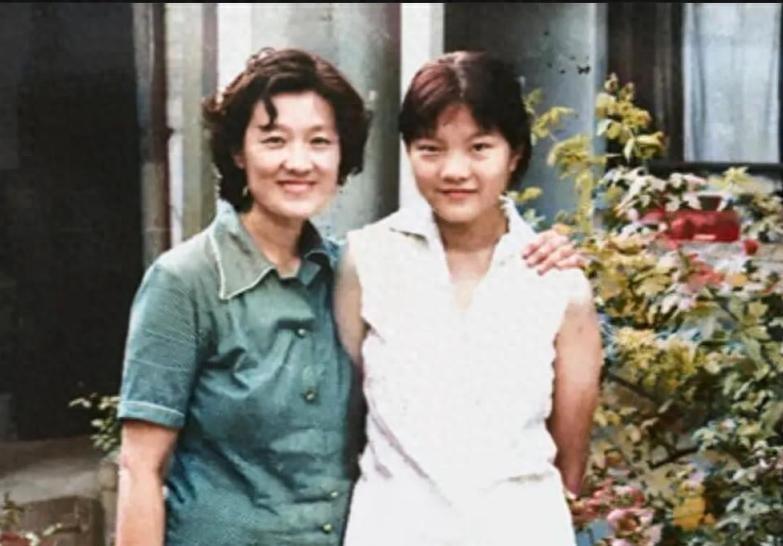 1980年，45岁的章含之与女儿洪晃合影，母女同框尽显出众容貌与不凡气质，令人印