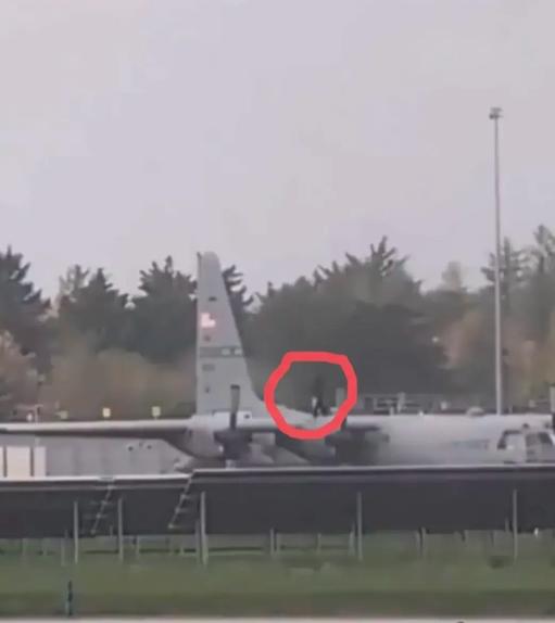 一把斧头砸烂7500万美元的美国军机，美国霸权最后的遮羞布被砸得稀碎。4月11日