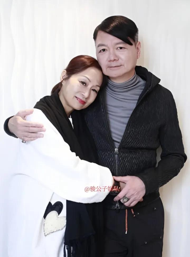 据港媒报道，艾威的妻子陈美玲（Lisa）因病医治无效，于今日（18日）在医院离世