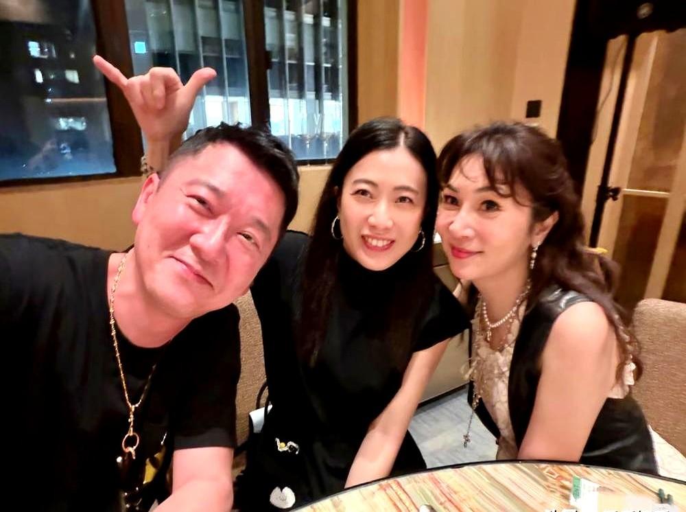 一张压根不存在的合照，把佘诗曼和甘比放在了一起。有人拿两张单人照拼在一起，说5