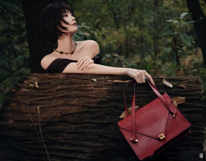 李一桐黑裙超短发姐感天赋觉醒！李一桐超短发配冷艳妆容，气场全开，冷脸酷感直接鲨疯