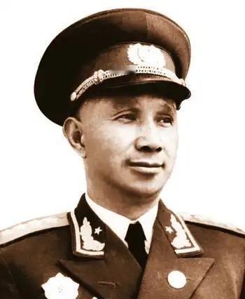 1966年，工作人员来到粟裕家里，说“按照规定，需要上交枪支！”儿子知道粟裕爱枪