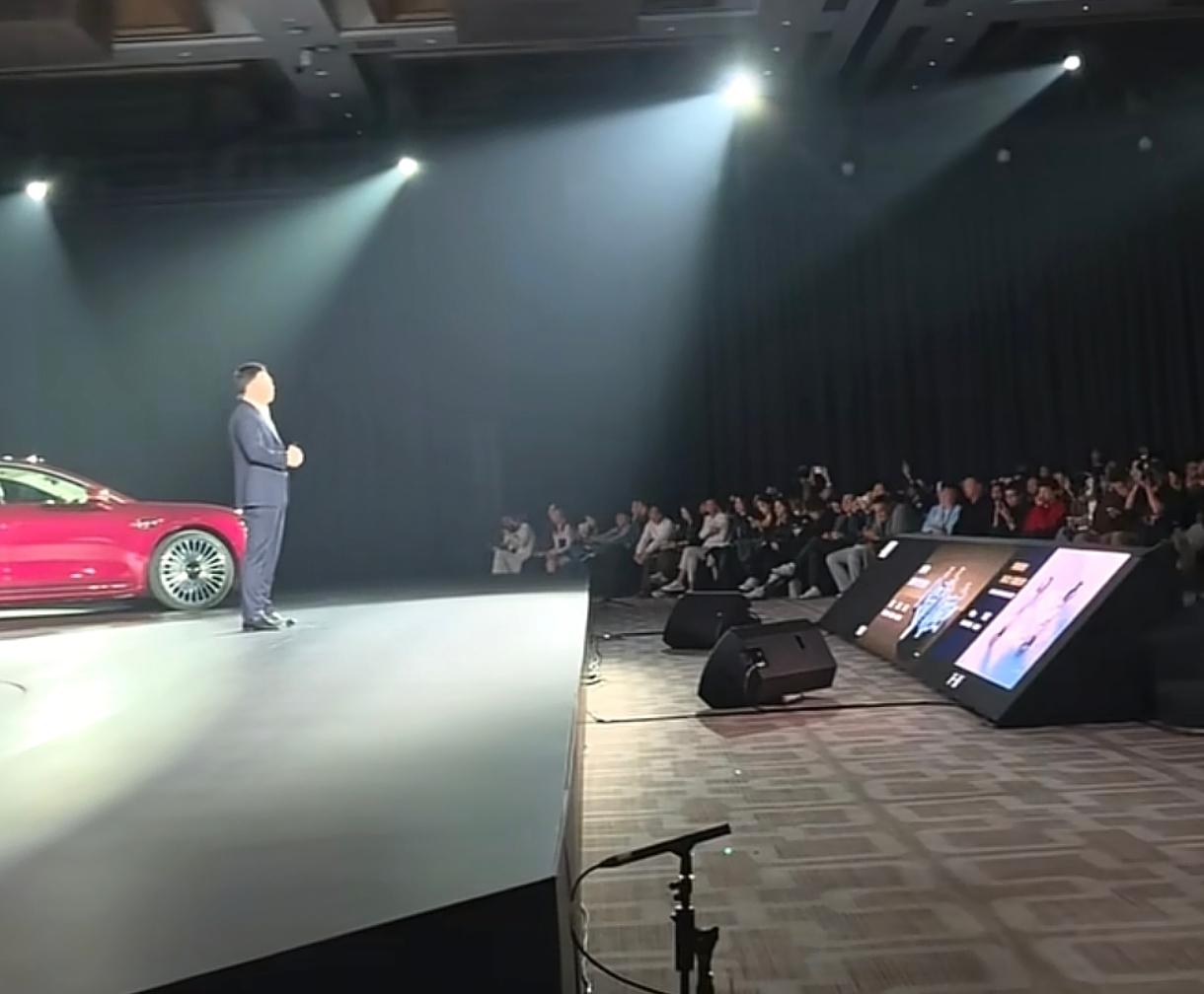 我发现了余承东的一个秘密，他在产品发布会上演讲时提词器上没有文字全部是产品图片，