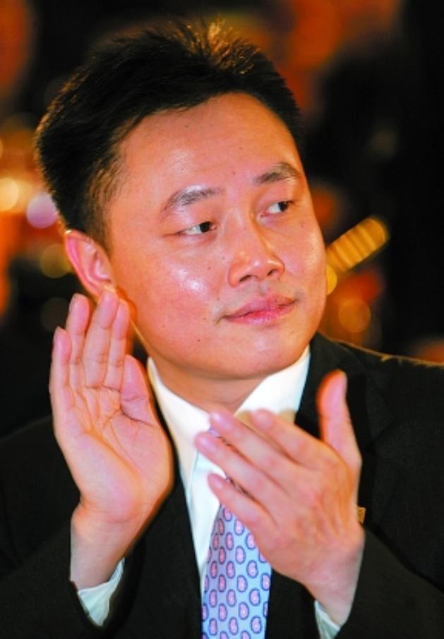 他曾三度登顶首富榜，手握225亿现金。他却因一念贪念跌落深渊，锒铛入狱11年。待