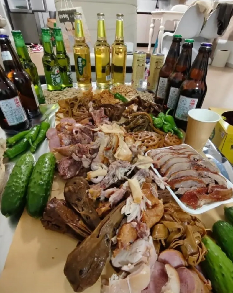 请朋友吃饭，这桌菜怎么样？有菜有肉，有酒，应该不会太差吧！