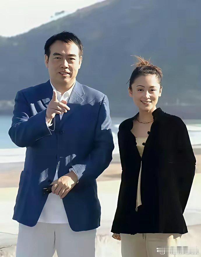 她们之间的关系：先是洪晃和美国的律师结了婚，拿了绿卡，洪晃离了婚和陈凯歌在一起了