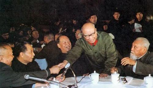 1982年春节董其武同各界人士在一起，左起为李先念、胡同志、彭真、董其武、胡厥文