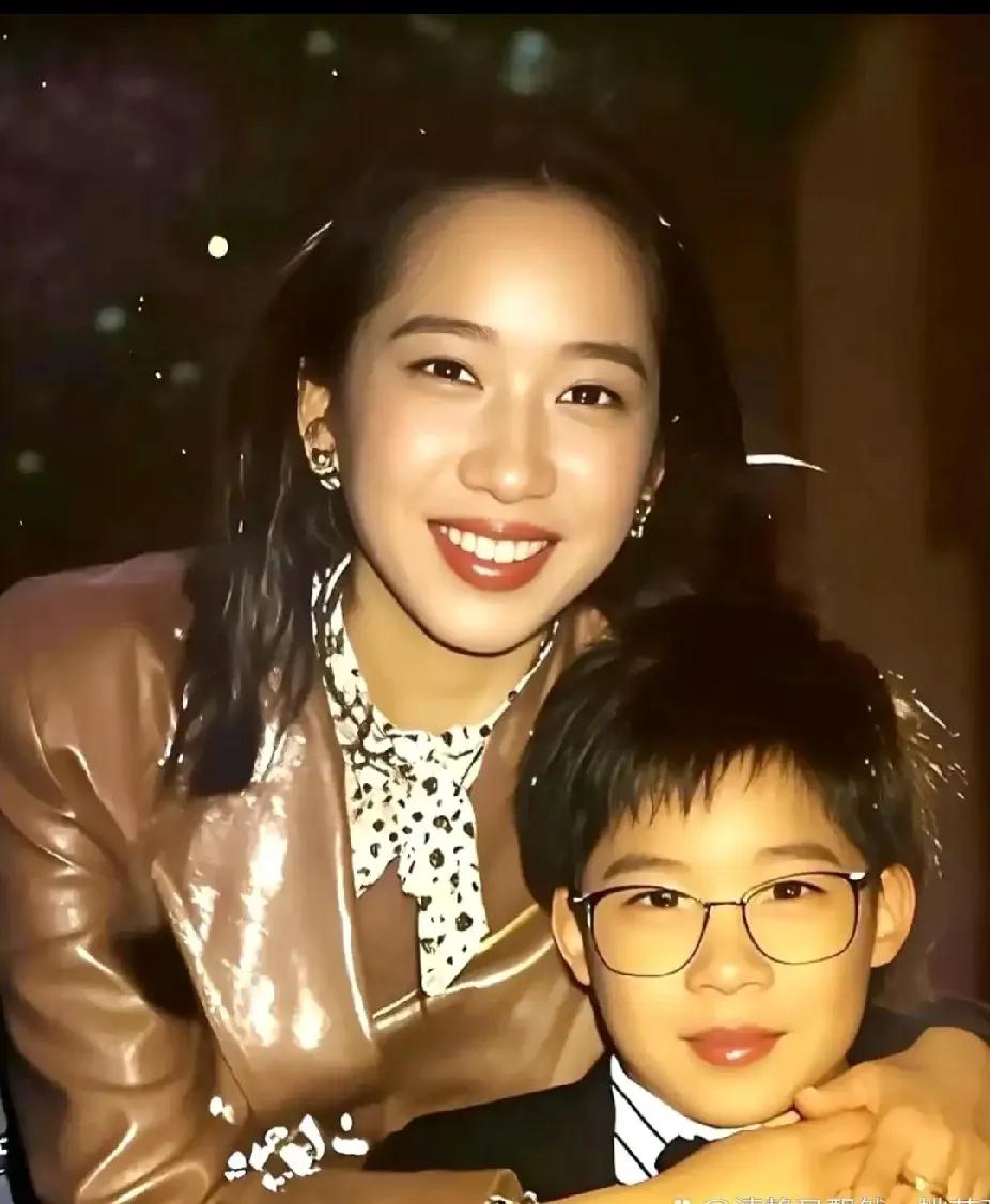 难忘这张母子同框偶然刷到霍启刚小时候和妈妈的合照，一下就挪不开眼。照片里，