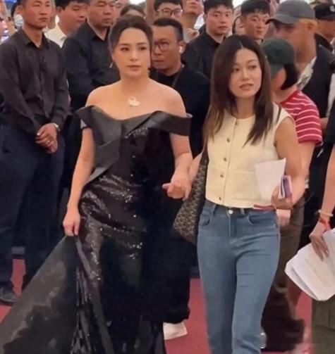 阿娇现身活动现场，珠圆玉润的体态，到发福年纪了，脸蛋还是很美​​​