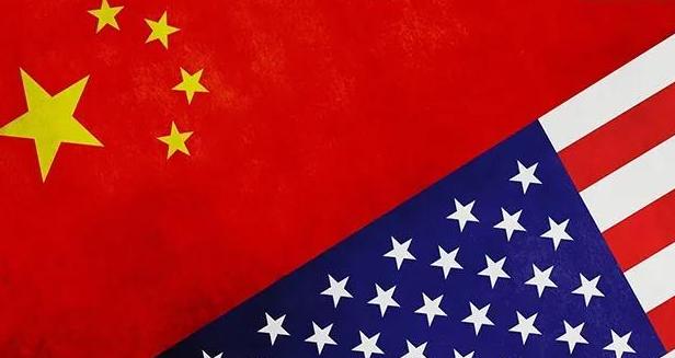 美国国防部长赫格塞斯最近在播客里说了一句大实话：中美真要是开打，美国那些航母战斗