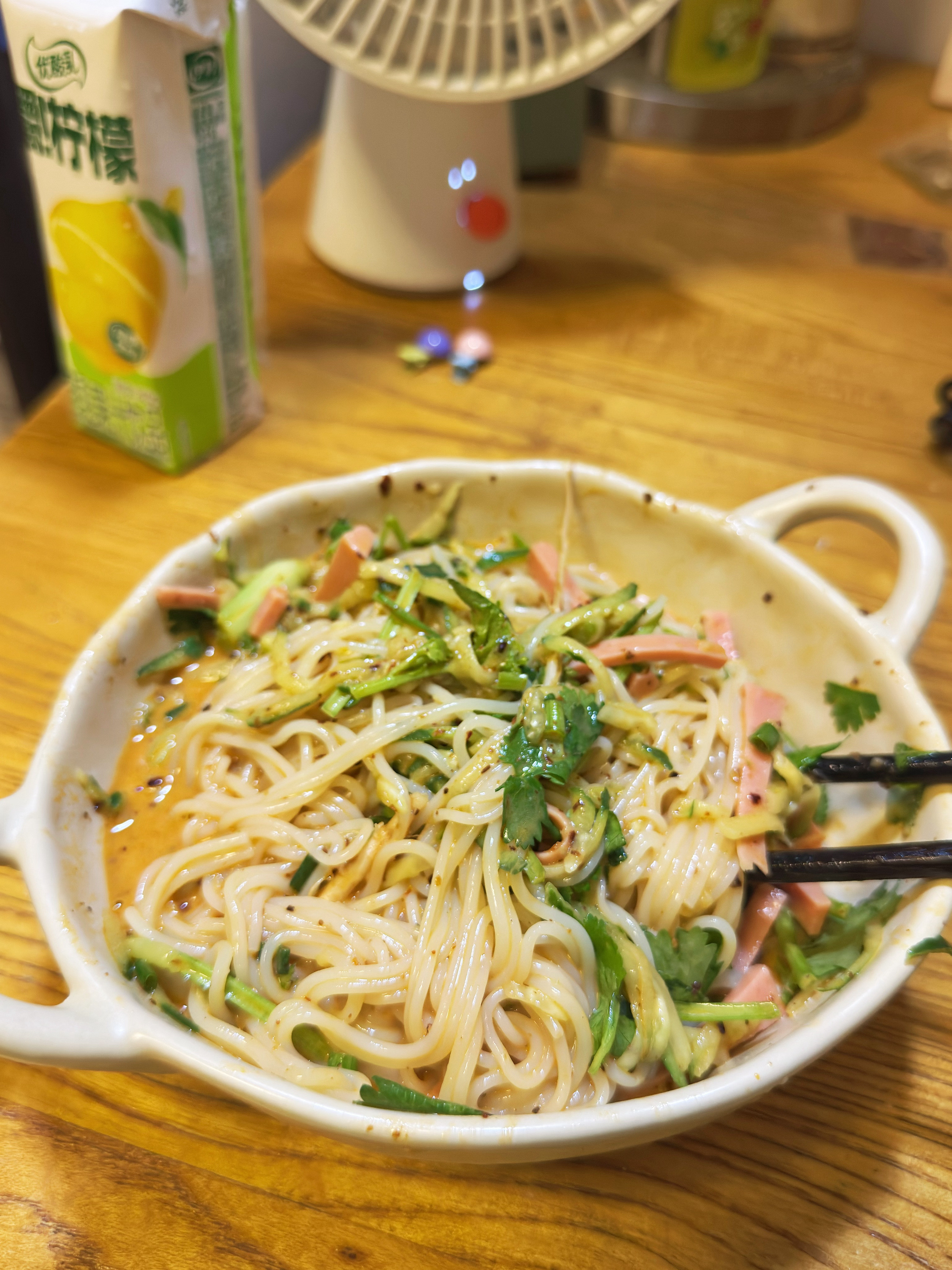 在村驴老师那里买的麻酱冷面，好吃得我无欲无求了。麻酱和冷面，你听听看，单是这两个