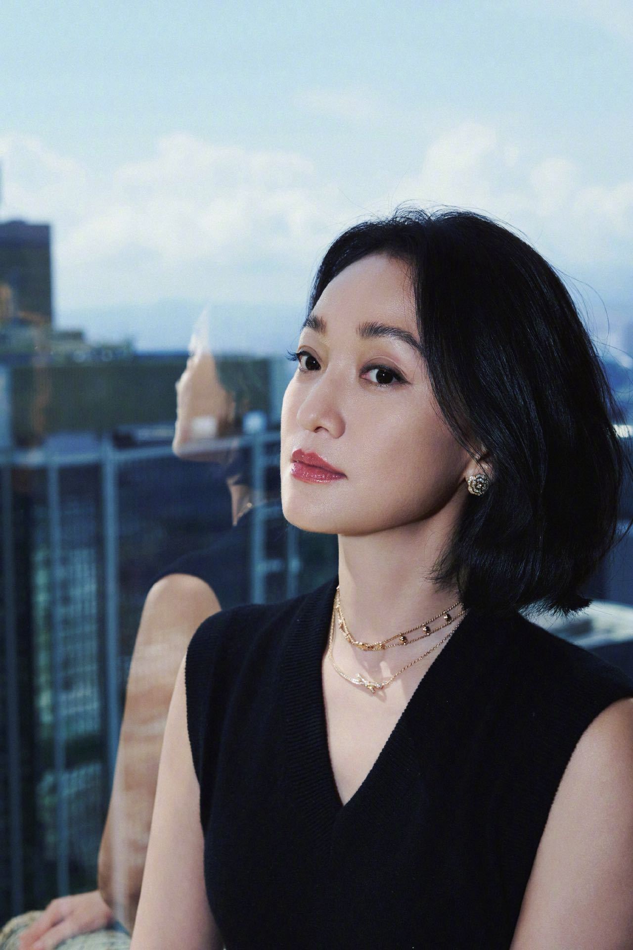 利落短发配极简香奈儿套装，叠戴多款高珠奢而不俗。周迅状态松弛灵动，清冷气韵中和珠