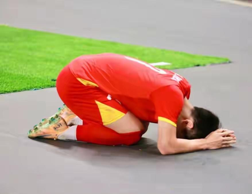 越南媒体集体破防，赛前高调嚣张的媒体球迷被中国一场3比0打得心服口服，赛前越南国