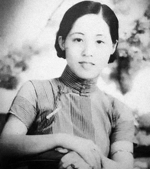 1925年，连生4女的董竹君，为圆丈夫儿子梦，冒死怀第5胎。她肚大肥圆，爱吃辣椒