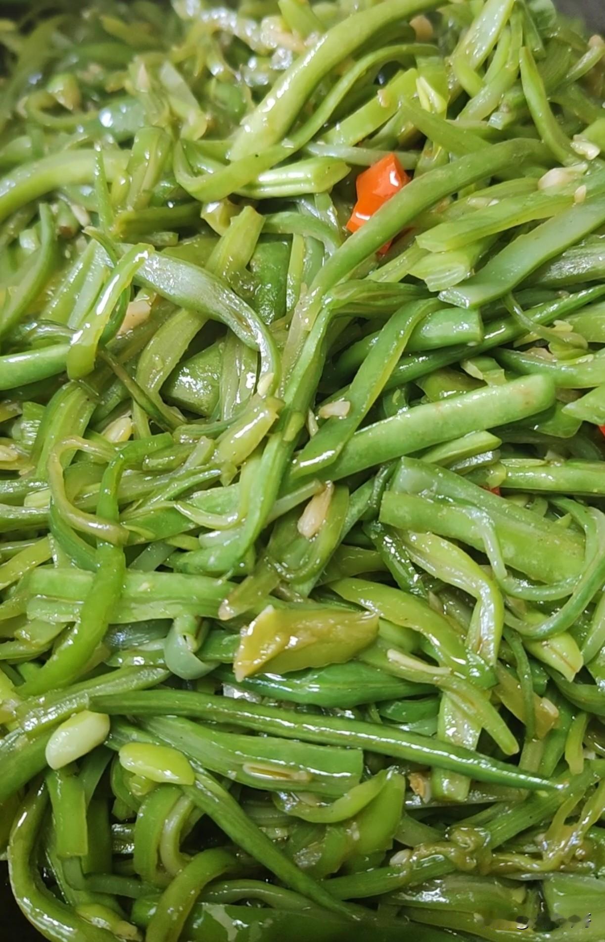 分享一道饭店里热销的下饭菜，小炒豆角丝或者是砂锅豆角丝，喜欢的朋友可以试试。扁