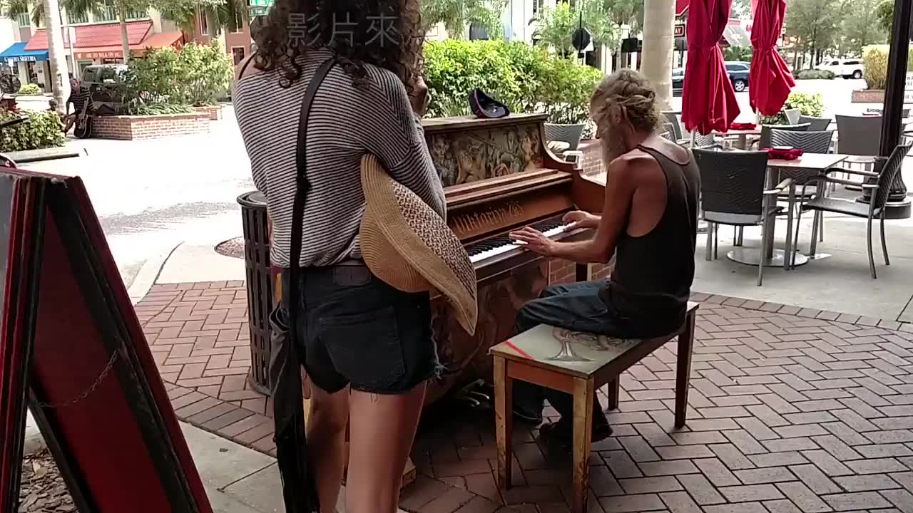 流浪汉弹钢琴一夜之间走红[原画版]_土豆视频