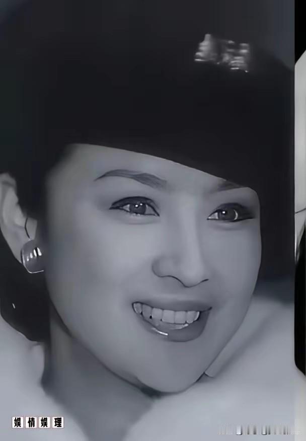 这才是名副其实的九十年代第一美女。论颜值不输山口百惠，论气质更胜朱琳。她五