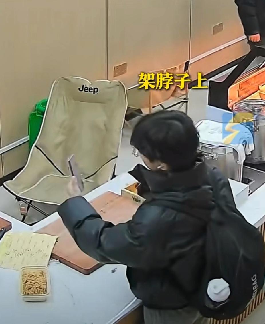 冲动是魔鬼！12月5日，河南郑州熟食店店主邱先生正在喝水，一男生冲进店里把菜刀架