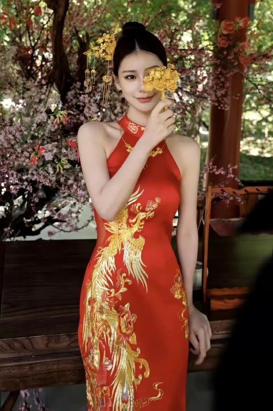 汪小菲小不小气不知道，只知道现在网友都是家里有矿的，竟然嫌弃马筱梅的黄金手捧花太