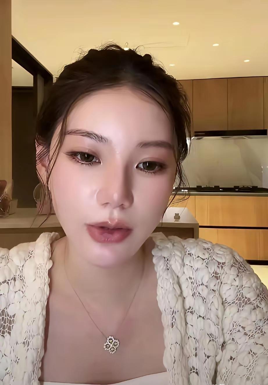 汪小菲老毛病又犯了！马筱梅昨天直播，坐在镜头前半天也不说话，看得出来，心情不