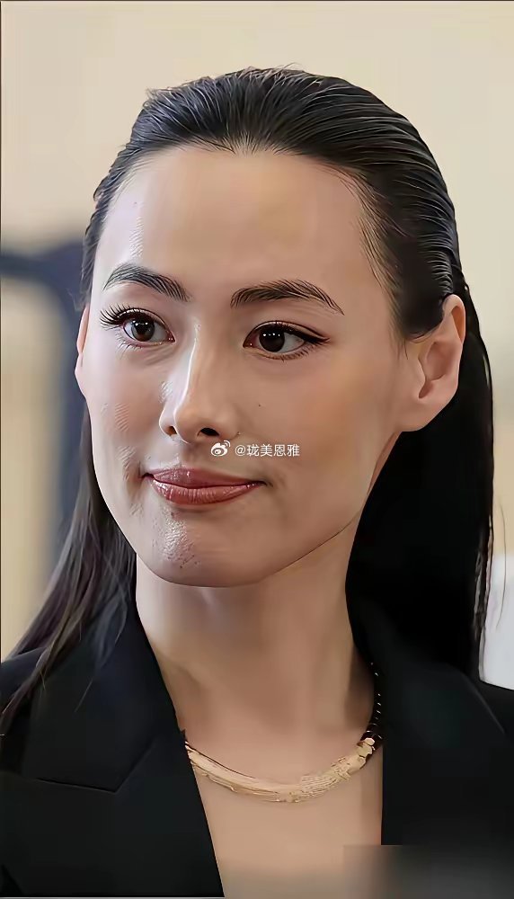 感觉梁洛施和强森有些相像