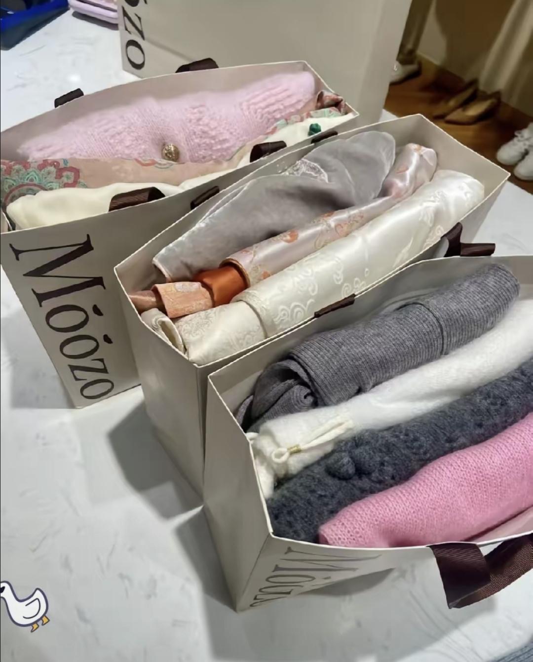 今天去朋友家玩，她突然翻出几袋衣服让我拿走。她说不嫌弃就穿，我当时说不出拒绝的话