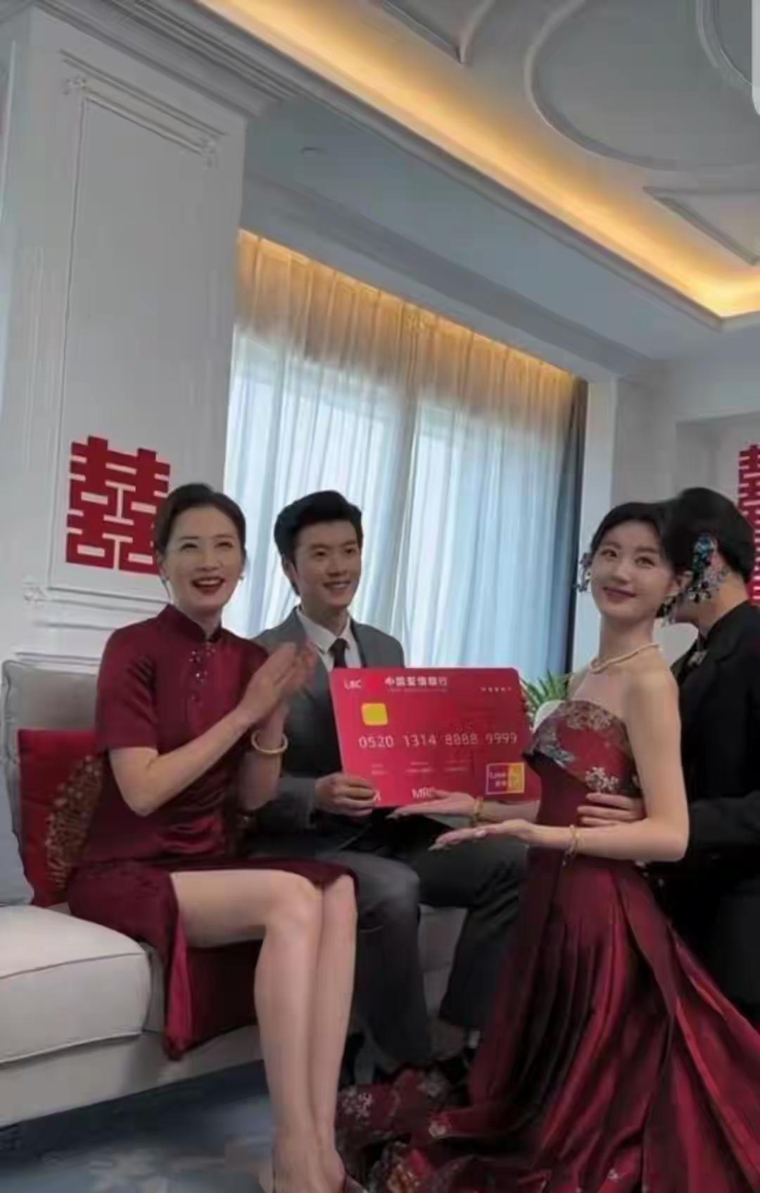 哈哈，这颜值真的太能打了！✨左边的丈母娘气质雍容大气，酒红色旗袍衬得整个人温婉