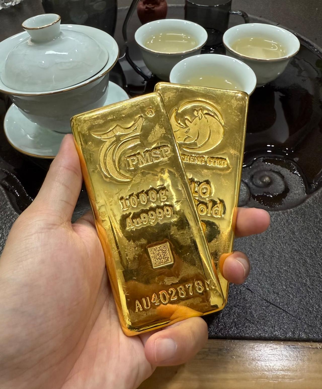 有大量黄金的这下彻底睡不着了刚刚一查，昨天还在968元，今天一早直接跌到9