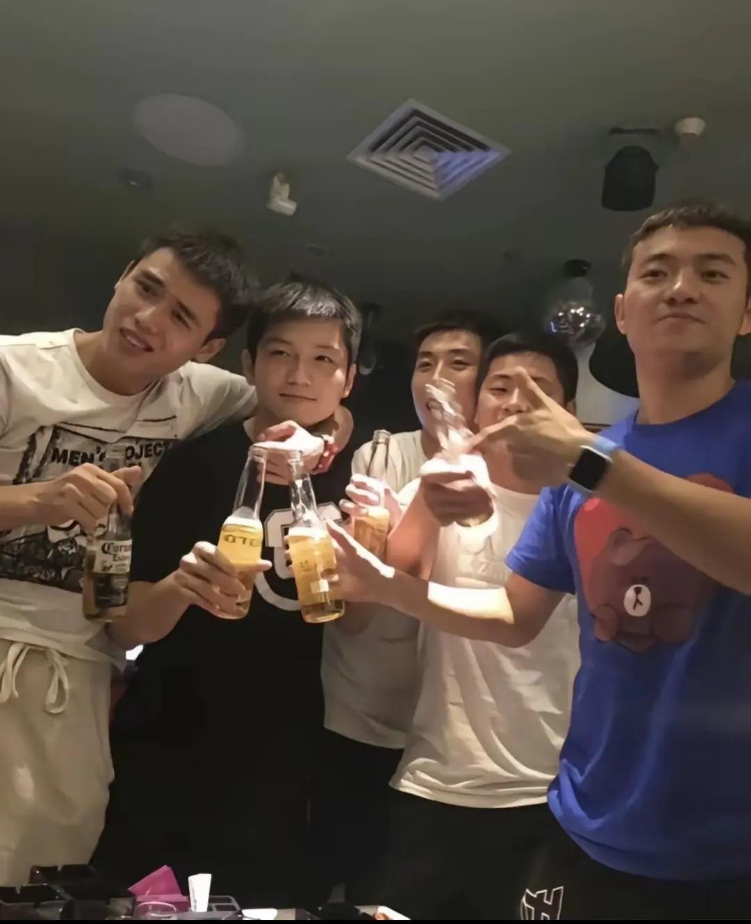 被誉为''欢乐谷小分队''的帅哥合照我认出了目若朗星、颜如冠玉的樊振东，眉欢