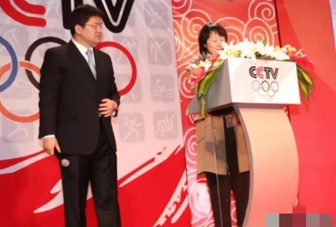 央视主持人张斌，正在直播奥运新闻发布会时，他的妻子突然冲上台，拿起话筒就喊：“就