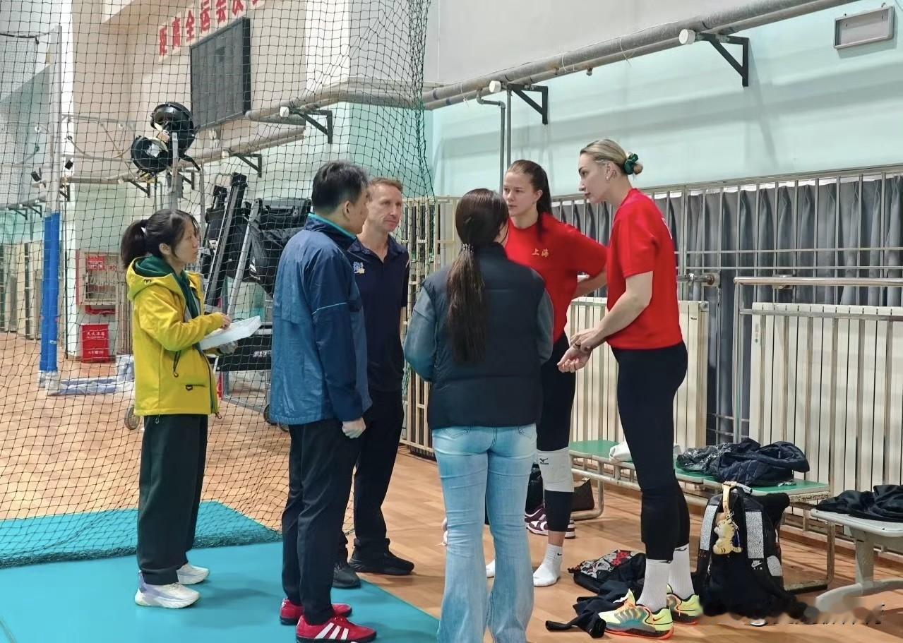 蔡斌回来了！蔡斌回来了！蔡斌重返上海女排执教，这应该是正式的官宣消息了！昨天凌晨