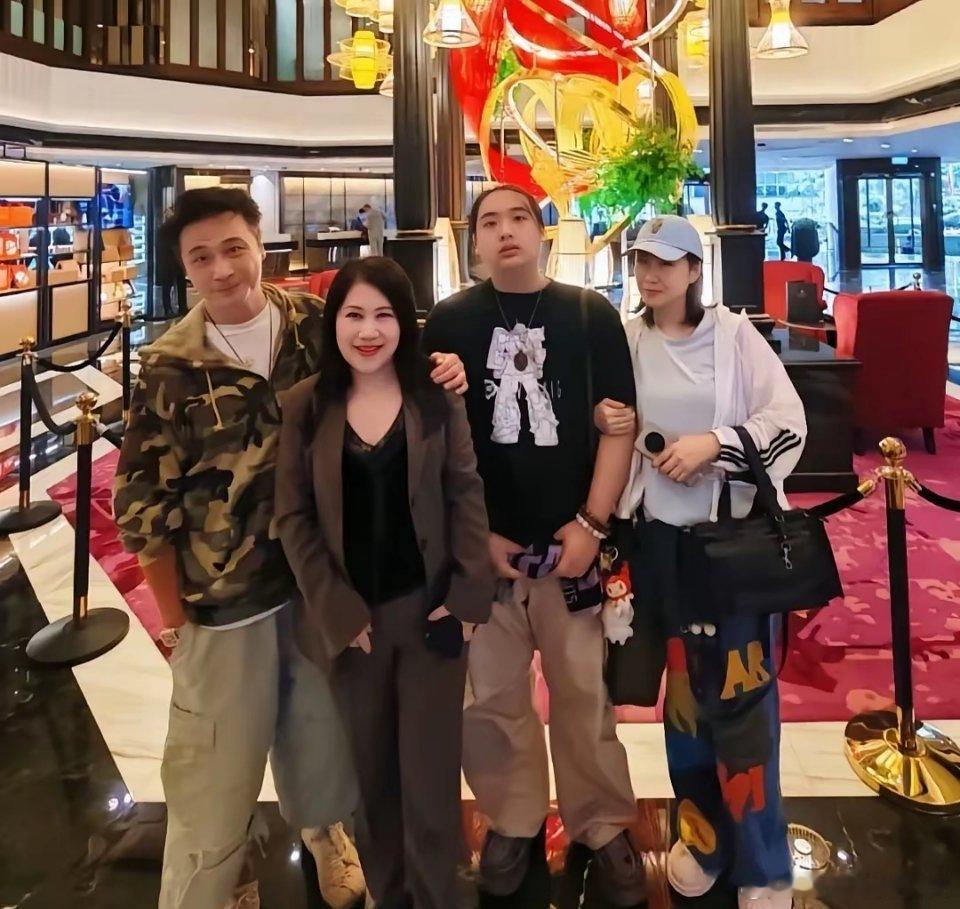 吴镇宇和老婆王丽萍带着儿子费曼，现身新加坡一家酒店和朋友聚餐，瘦瘦的两口子，怎么