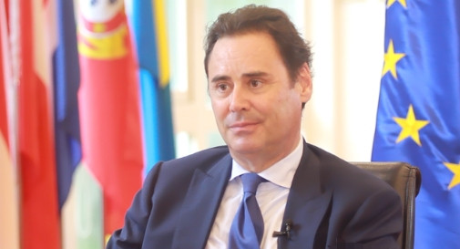 欧盟终于知道恐惧！欧洲高官对中国放低姿态，请求中方能对他们高抬贵手。“恐惧”这个