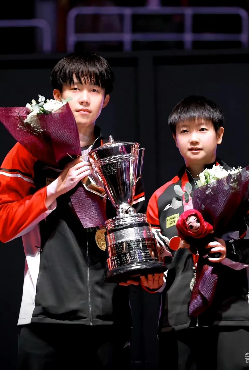 王楚钦和孙颖莎在赛场上换衣服，大头麻利地穿上了裤子，莎莎慢悠悠地穿着上衣，