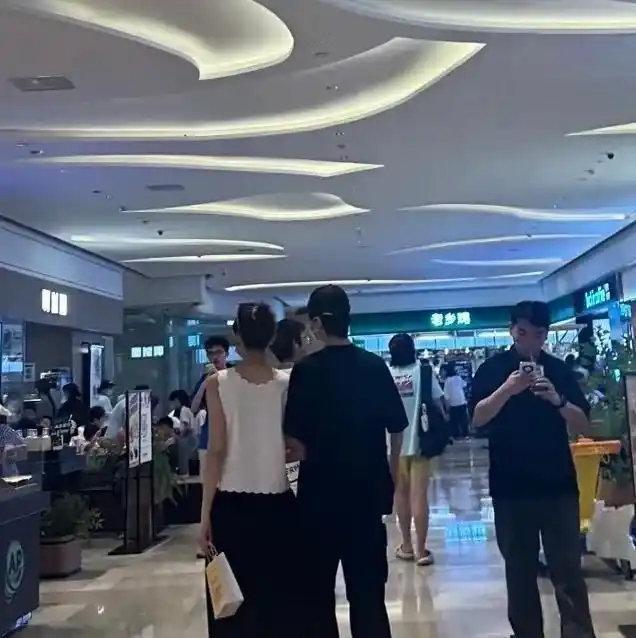 40岁许嵩婚后牵冯禧逛商场被偶遇，女方宽松裙被猜怀孕，网友：别的明星忙拍戏，这俩人怎么天天在逛街​