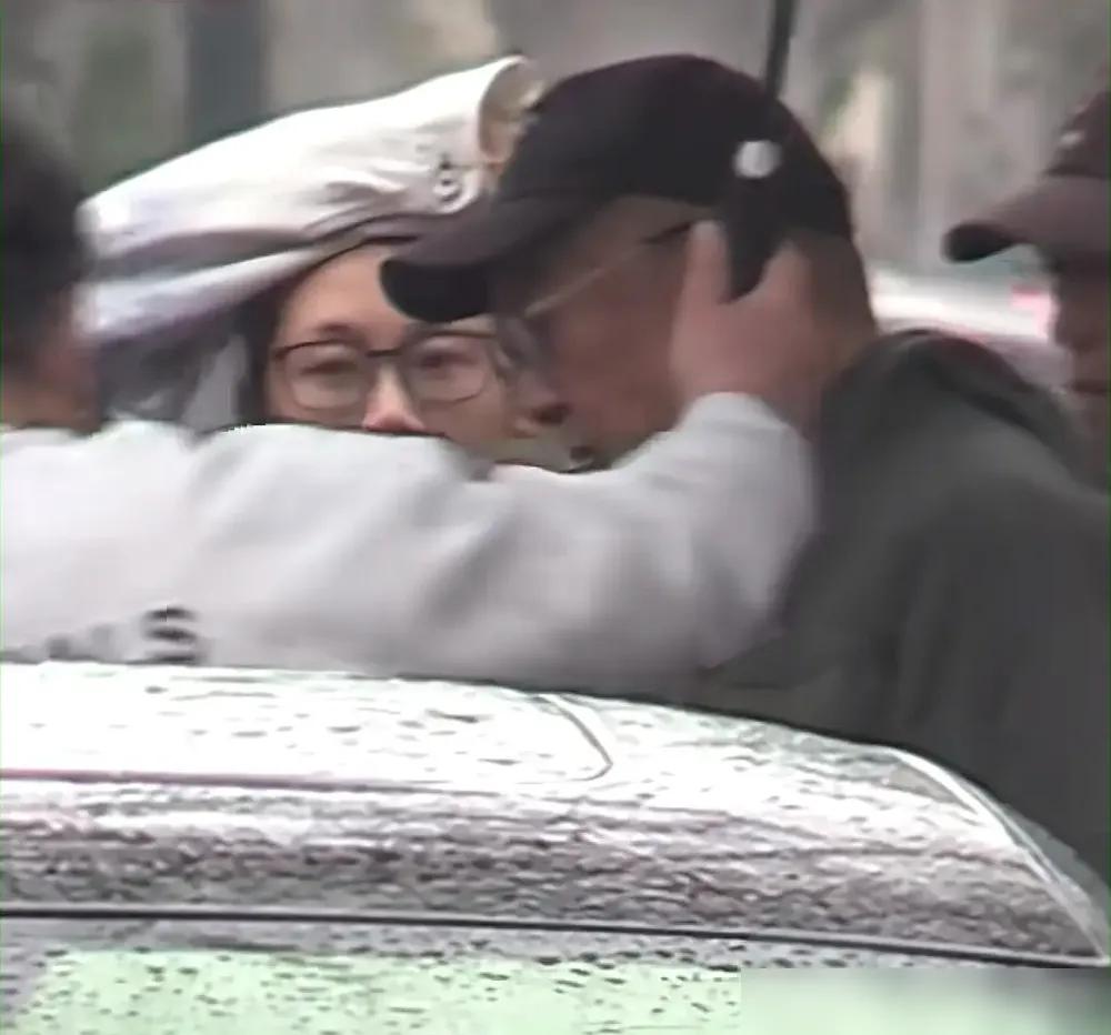 郑恺扶着父亲慢慢走的那张照片，比任何八卦都说明问题。人年轻时，总觉得爱情得