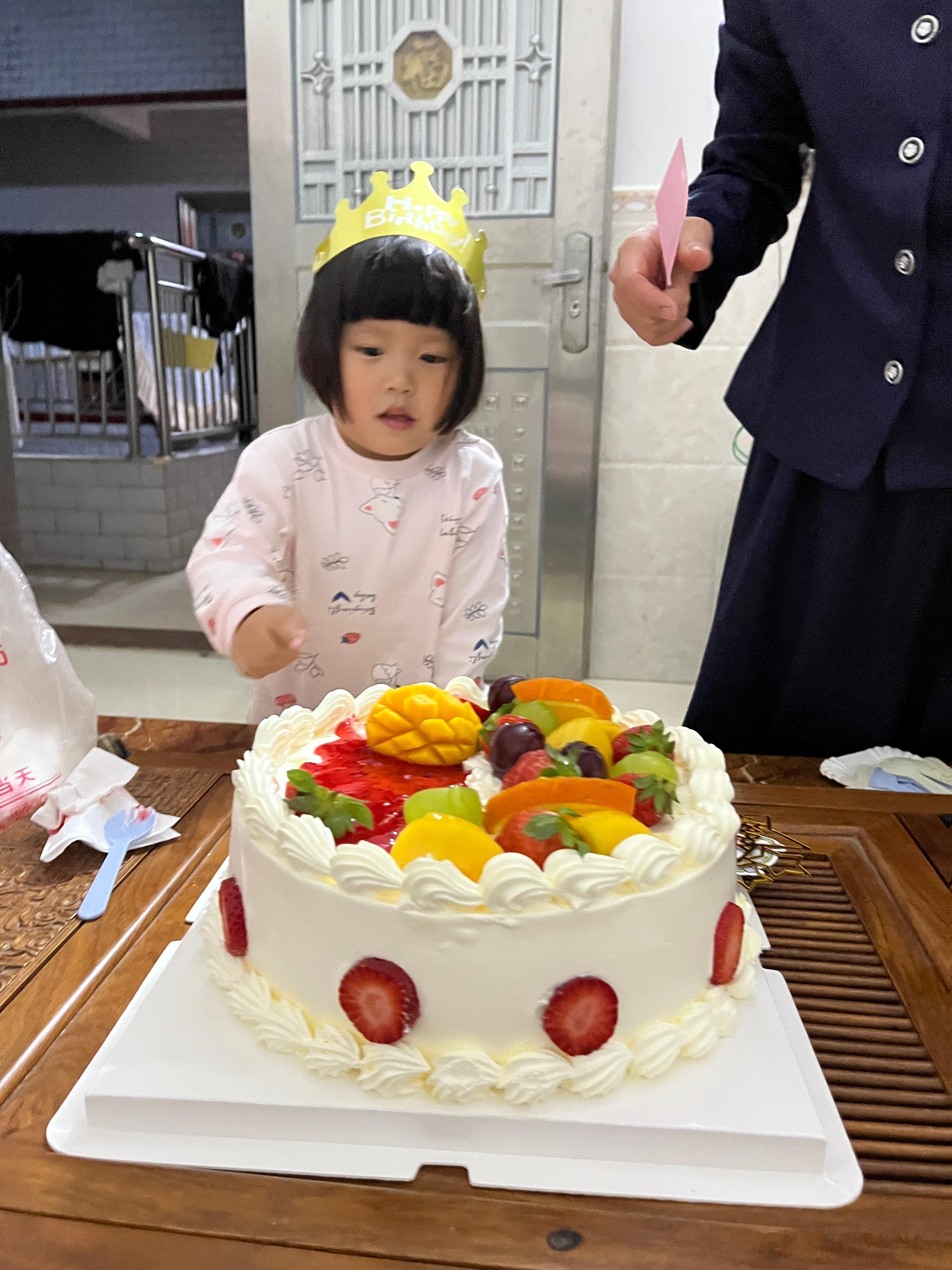 表姐生日，这个家伙也要凑热闹。祝侄女生日快乐，开开心心。包贝尔一家看提词器