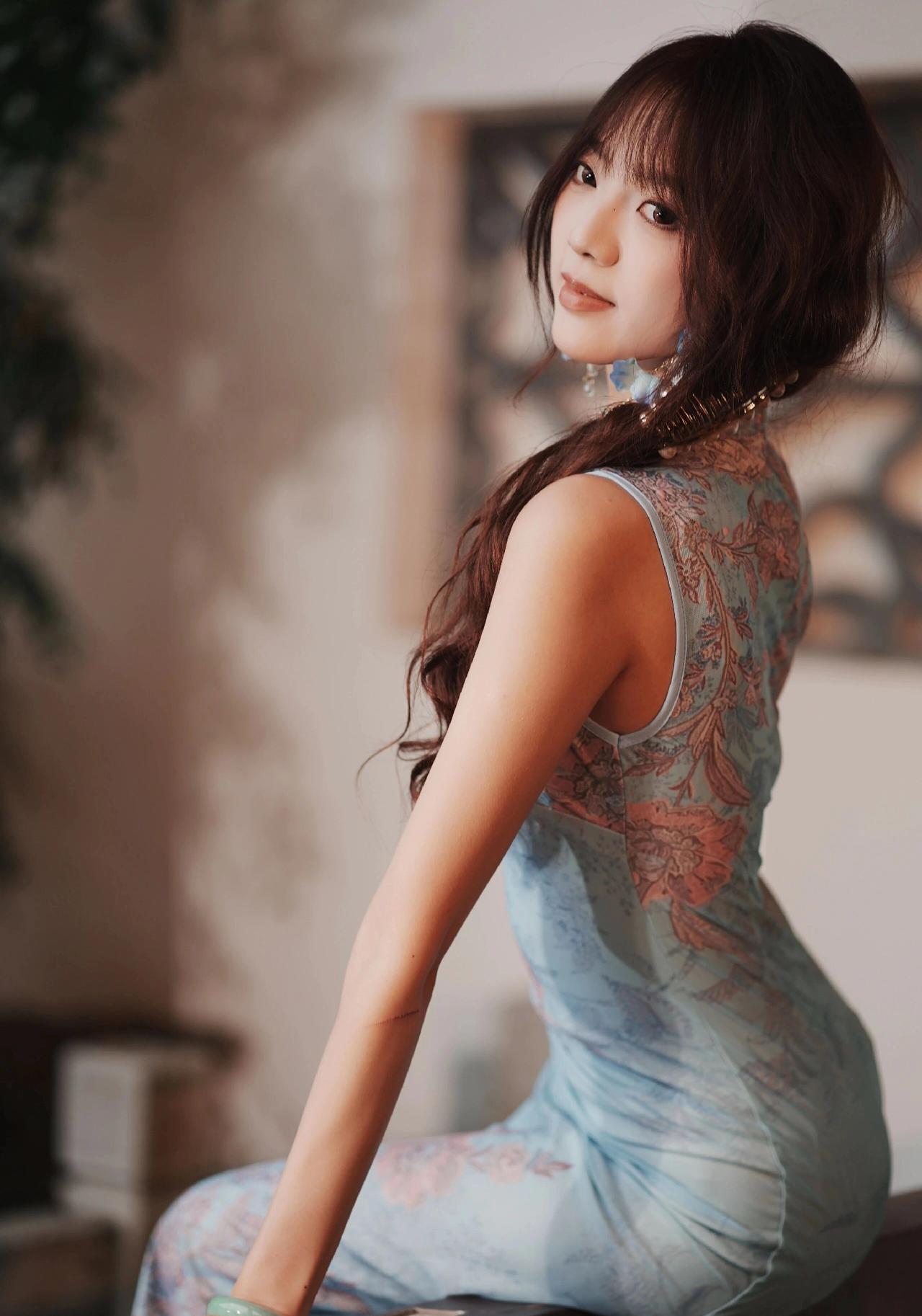 国风旗袍穿搭风格系列》复古风穿搭，优雅气质，复古相机滤镜，时尚大片。古典诗意穿搭