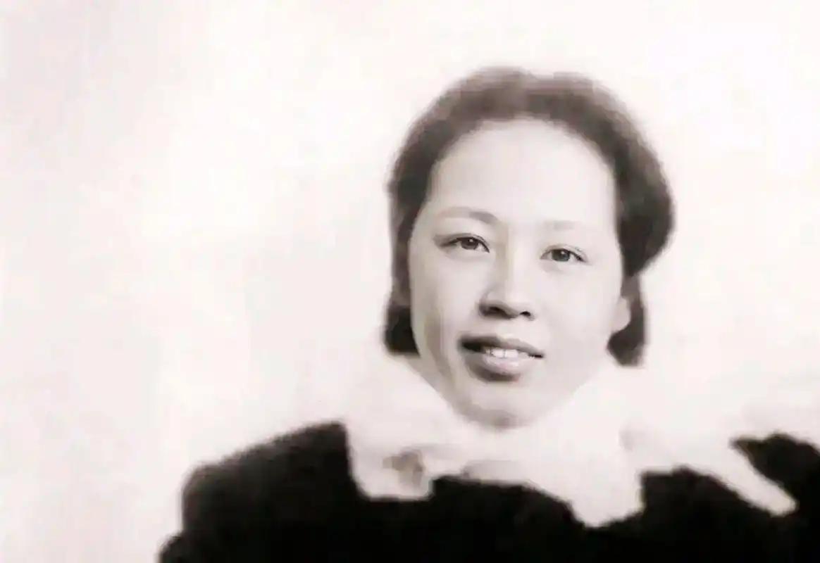 1949年，刘伯承听说原配还活着，并且日子过得很艰苦，就托人给她带信，想把她接到
