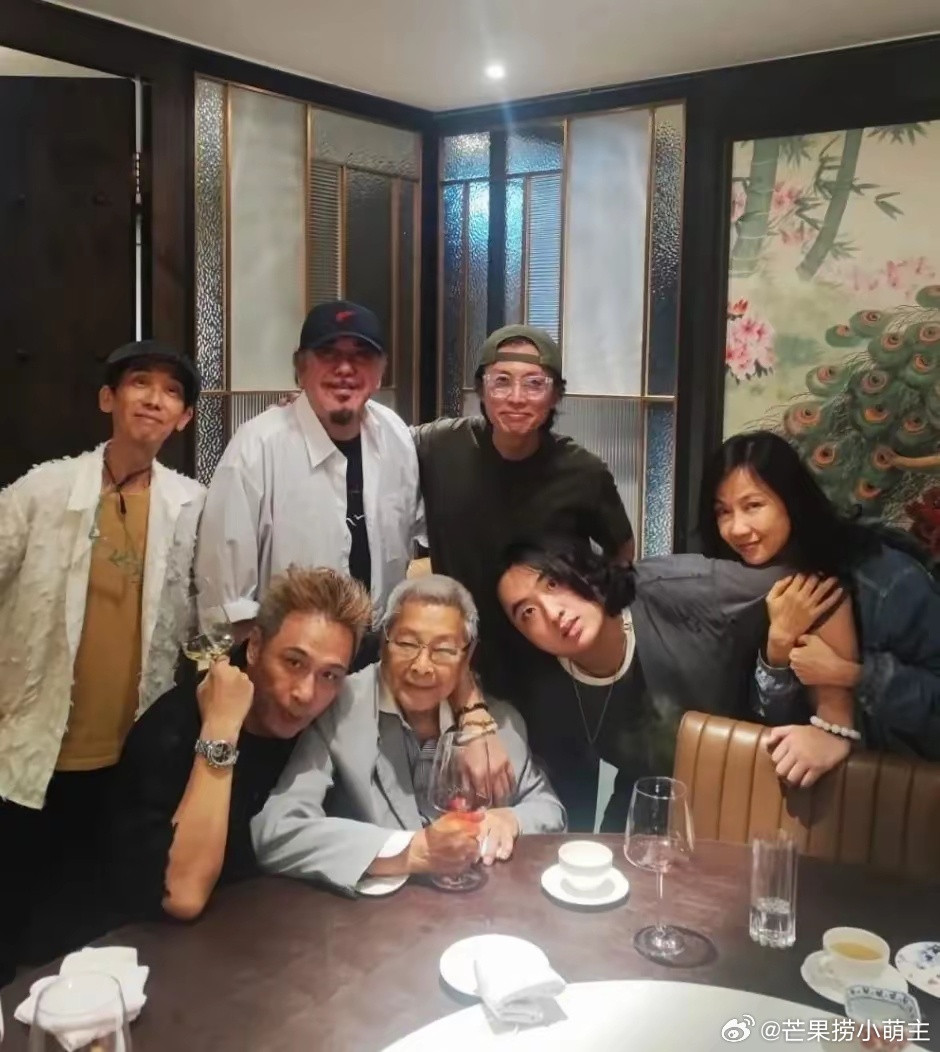 63岁吴镇宇带妻儿与好有聚餐，染黄发显年轻，费曼脸瘦一圈​​​