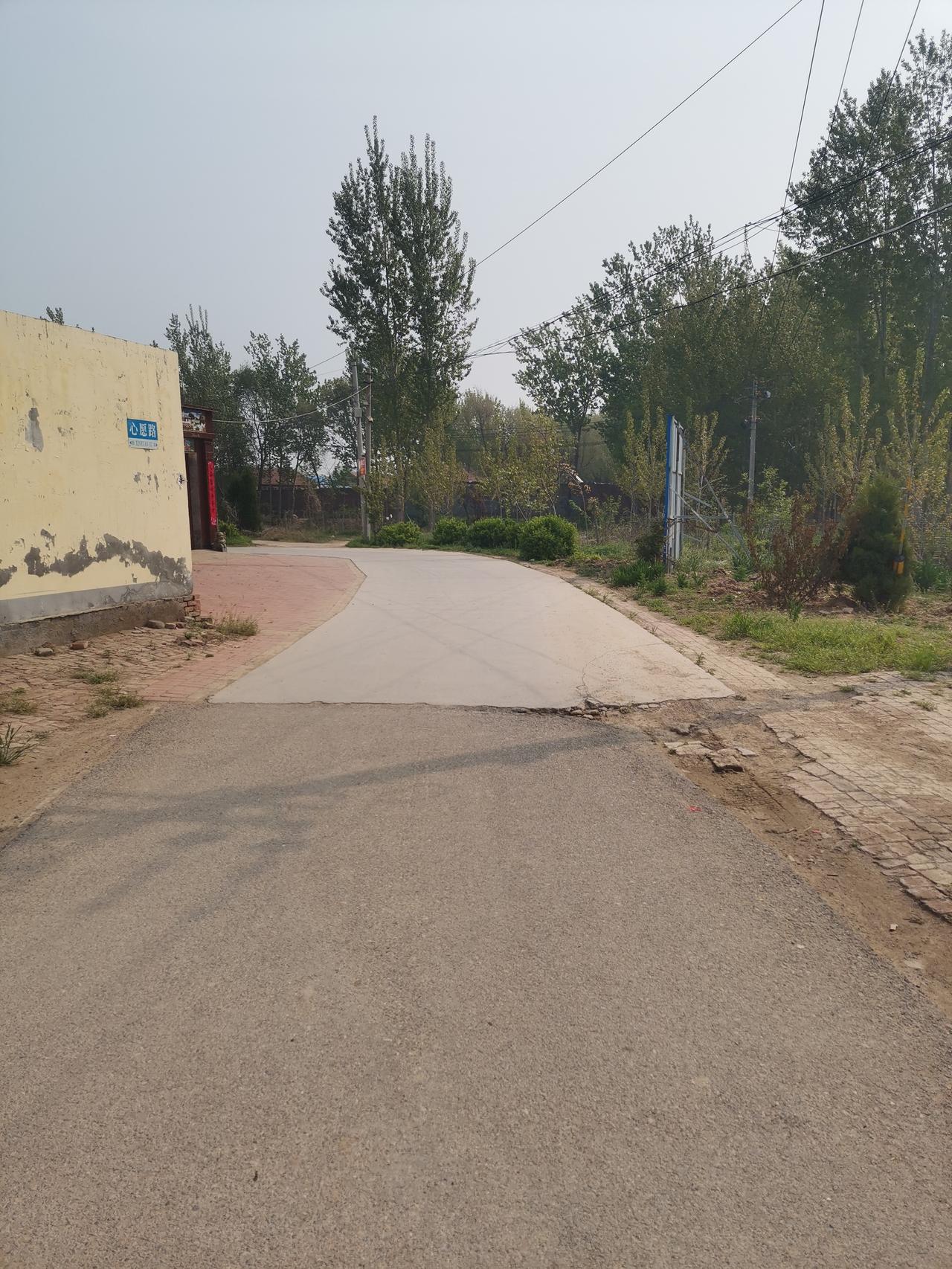 空无一人的街道，无人居住长满野草的胡同，常年关门生锈的锁头！走在街道上