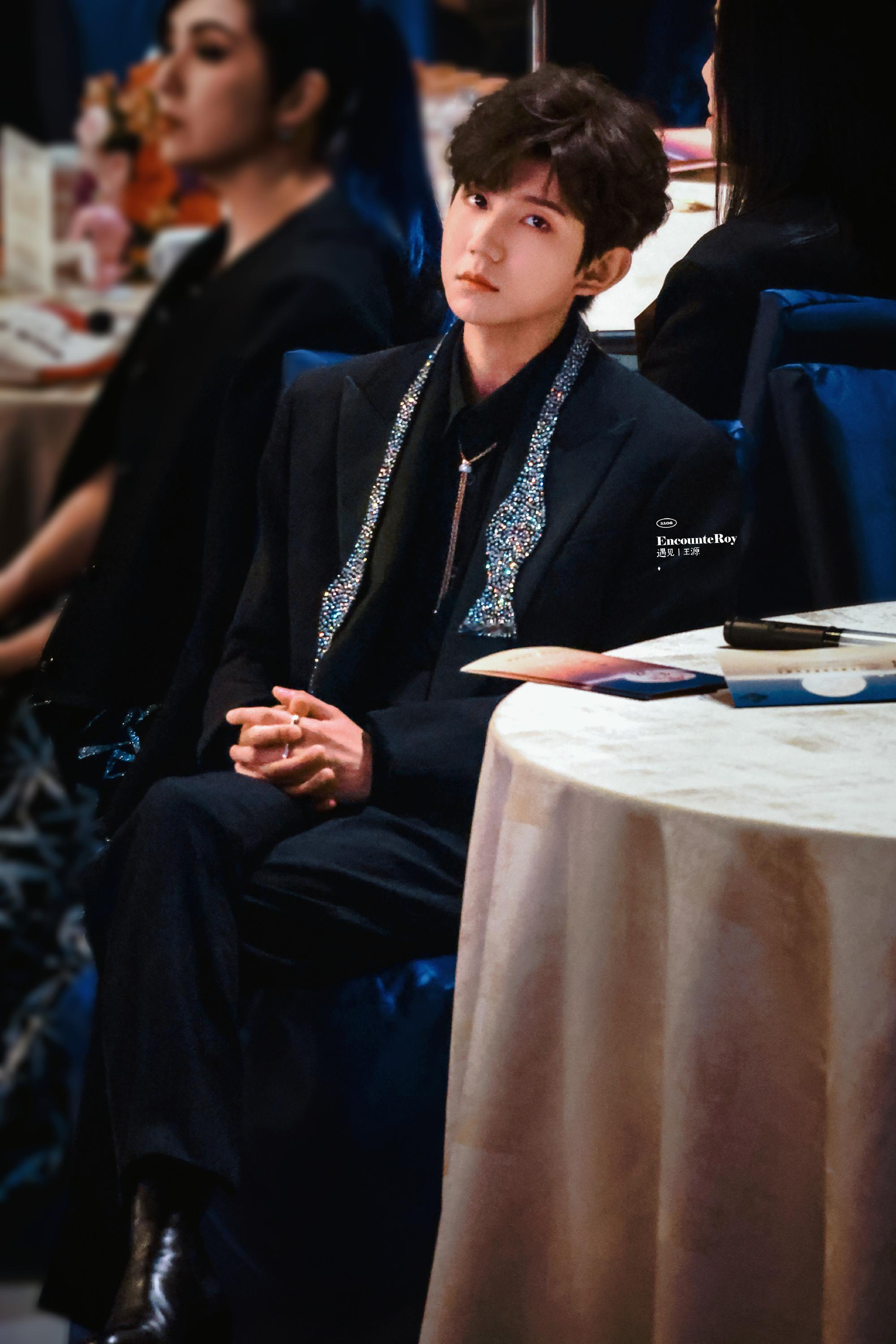 王源是真不拿我当外人救命！王源是不是太宠粉啦，西装和健身花絮都大大方方秀出来，完