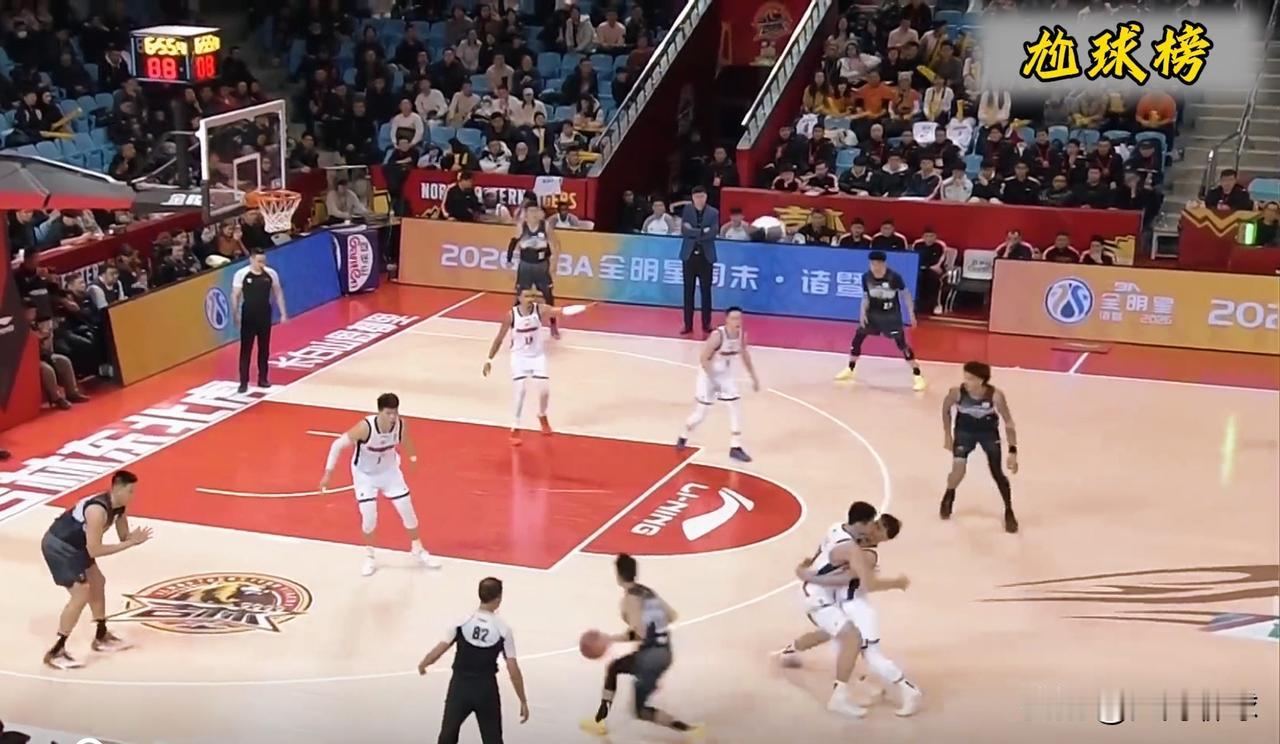 “蜜汁挡拆”王洪泽，在昨晚广东大胜吉林的比赛中，在第四节出现戏剧性一幕，姜伟泽三